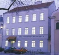 Die Schule bei Nacht